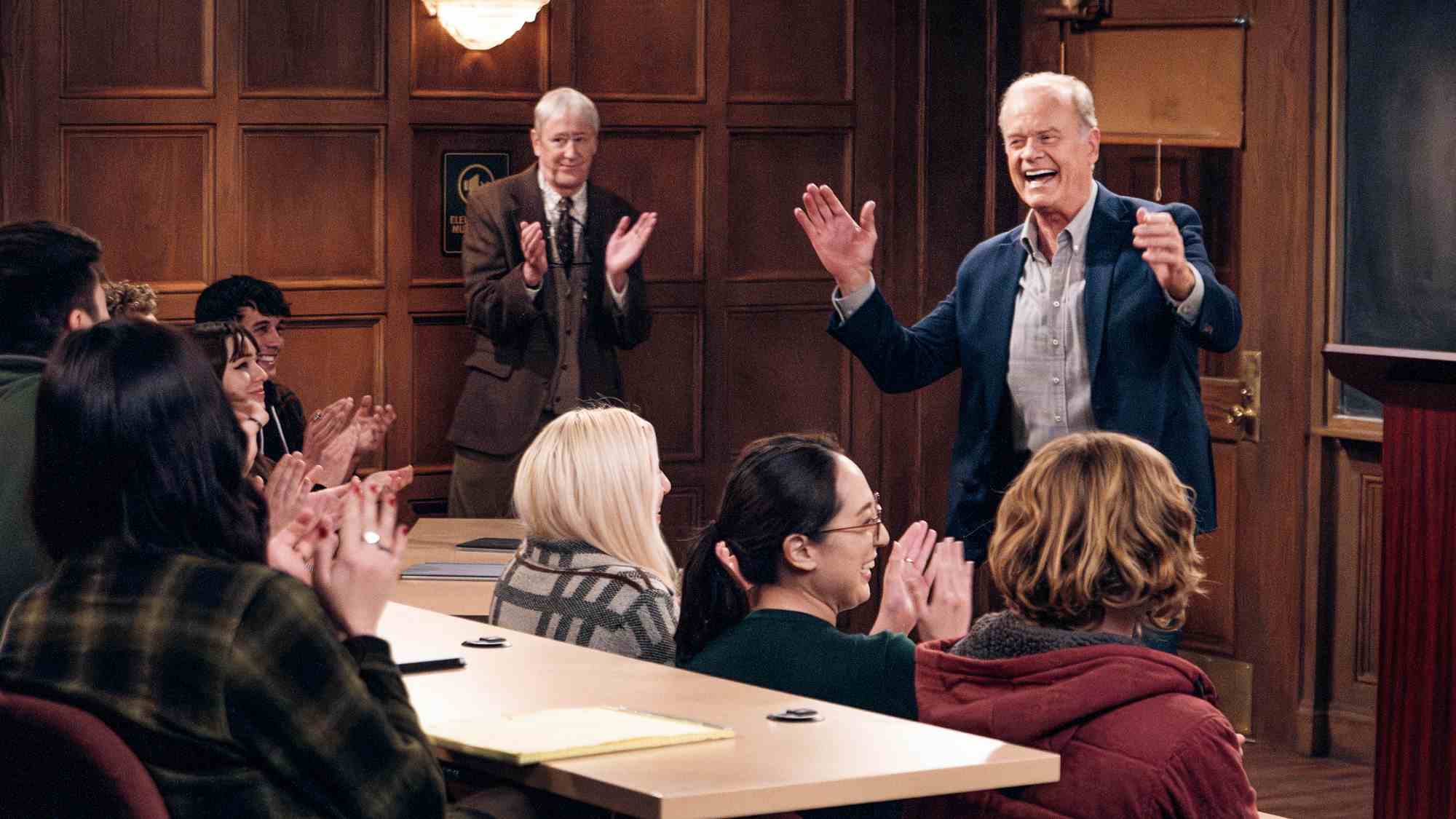 Soldan sağa: Frasier'de Alan rolünde Nicholas Lyndhurst ve Frasier Crane rolünde Kelsey Grammer