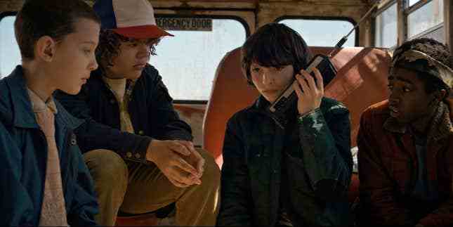 Millie Bobby Brown, Finn Wolfhard, Gaten Matarazzo ve Caleb McLaughlin, Stranger Things'in birinci sezonunda