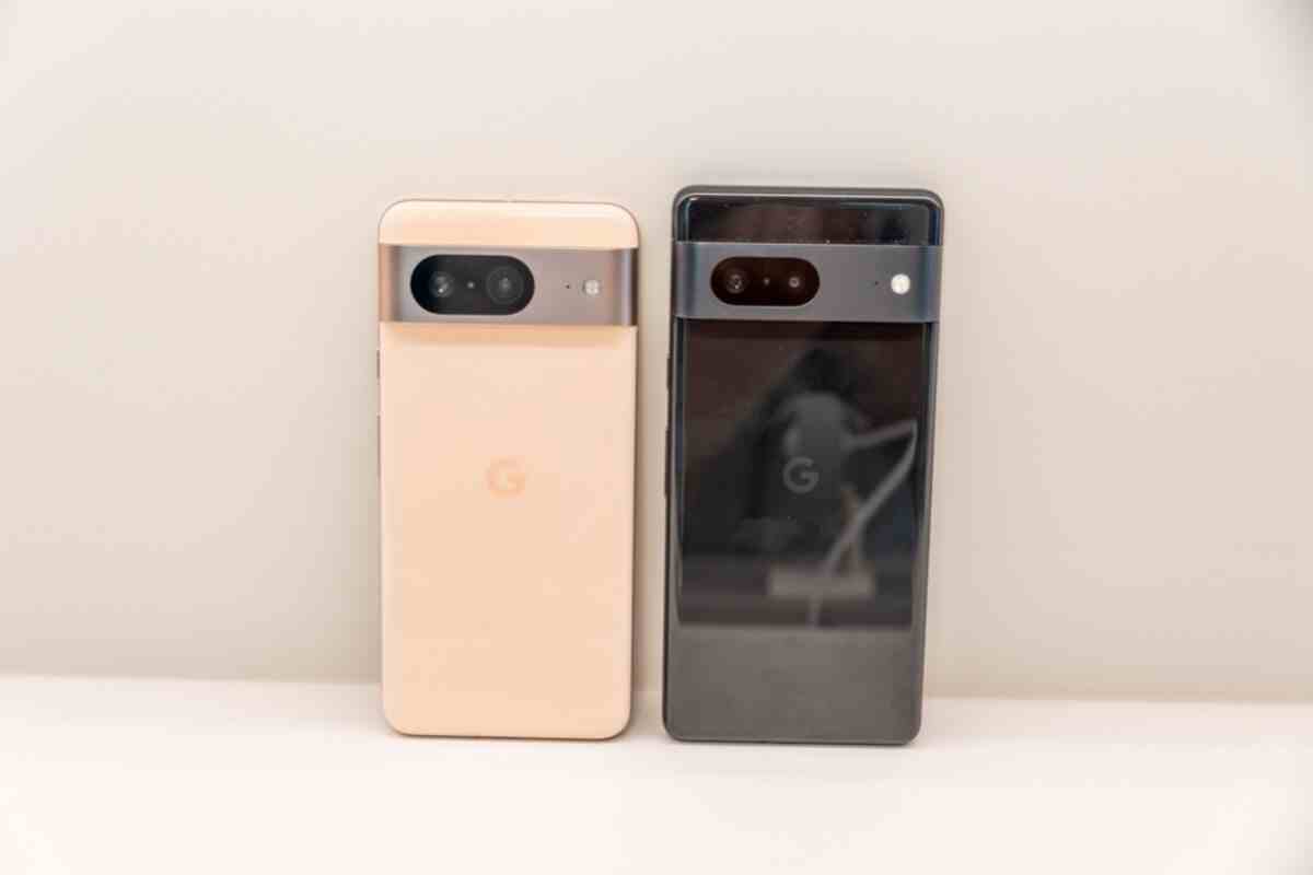 Pixel 8 ve Pixel 7 (burada bir arada resmedilmiştir) kaputun altında tamamen aynı modemle birlikte gelir.  - Yaygın yeni Pixel 8 ve 8 Pro'nun pil boşaltma sorunu Google hayranlarına deja vu yaşatacak