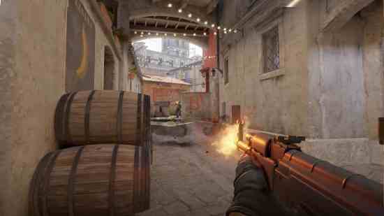 Counter-Strike 2 - Oyuncu, bir yığın varili siper olarak kullanarak beton bir koridordaki rakibini hedef alır.