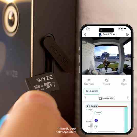 Wyze Video Doorbell v2'nin yanında microSD kart tutan bir kişi.