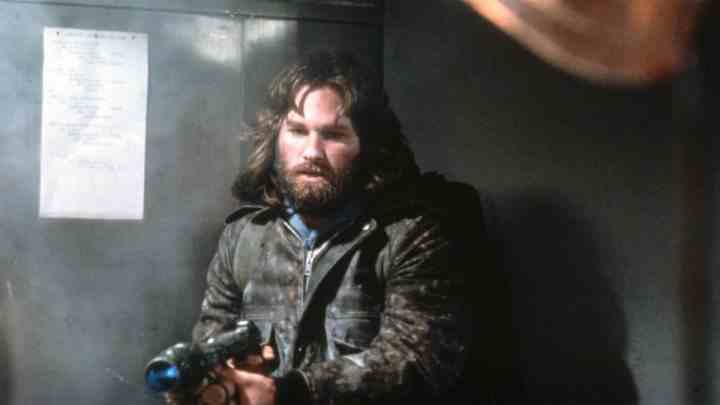 Kurt Russell The Thing'de silah doğrultuyor.