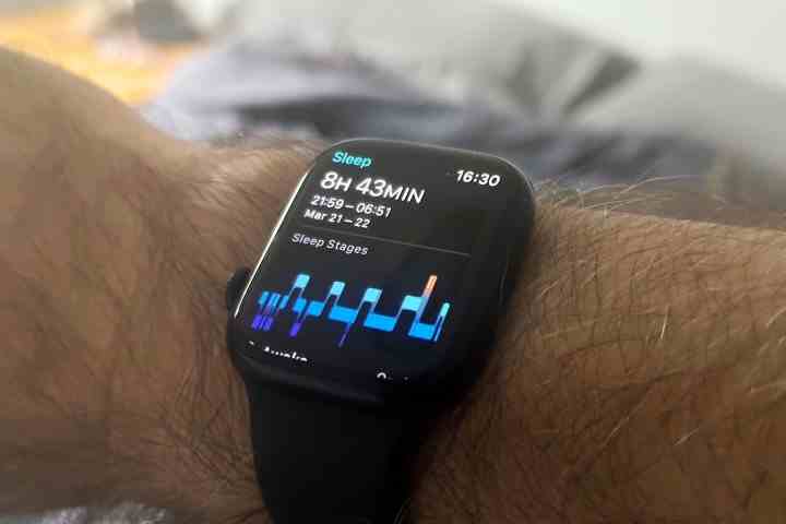 Uyku Takibi bilgilerini gösteren Apple Watch takan kişi.