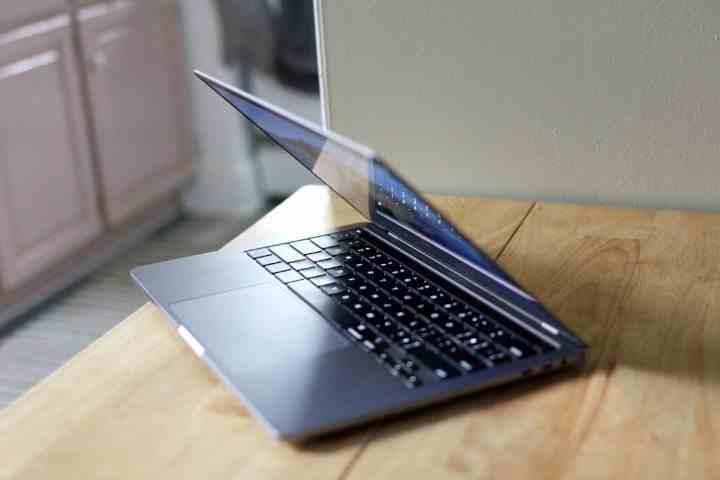 Bir MacBook Pro 13 inç masanın üzerinde kısmen açık olarak duruyor.