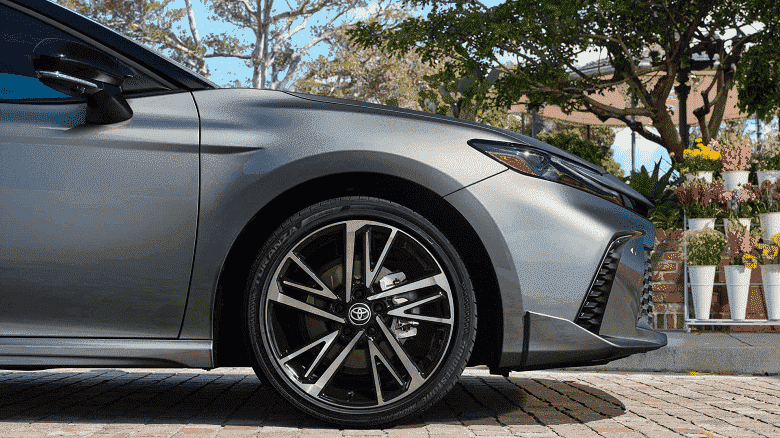 Camry üç ve beş bitti.  Toyota Camry 2025, efsanevi V6 motorunu ve TRD versiyonunu kaybetti