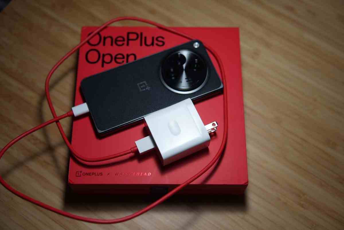 Birlikte verilen şarj cihazıyla birlikte OnePlus Open