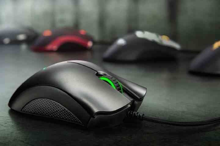 Razer DeathAdder Essential oyun faresi masanın üzerinde.