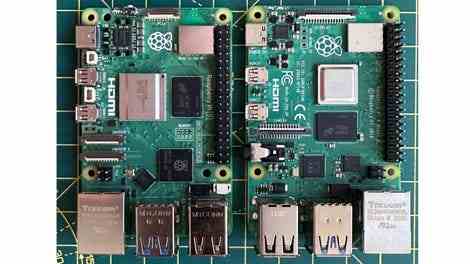 Raspberry Pi 5 (solda) ve Raspberry Pi 4 Model B (sağda)