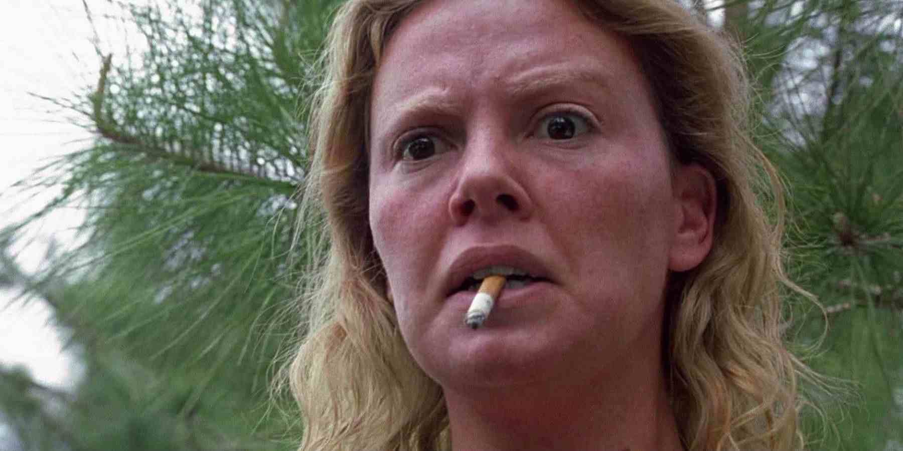 Charlize Theron, Monster'da ağzında sigarayla Aileen Wuornos rolünde