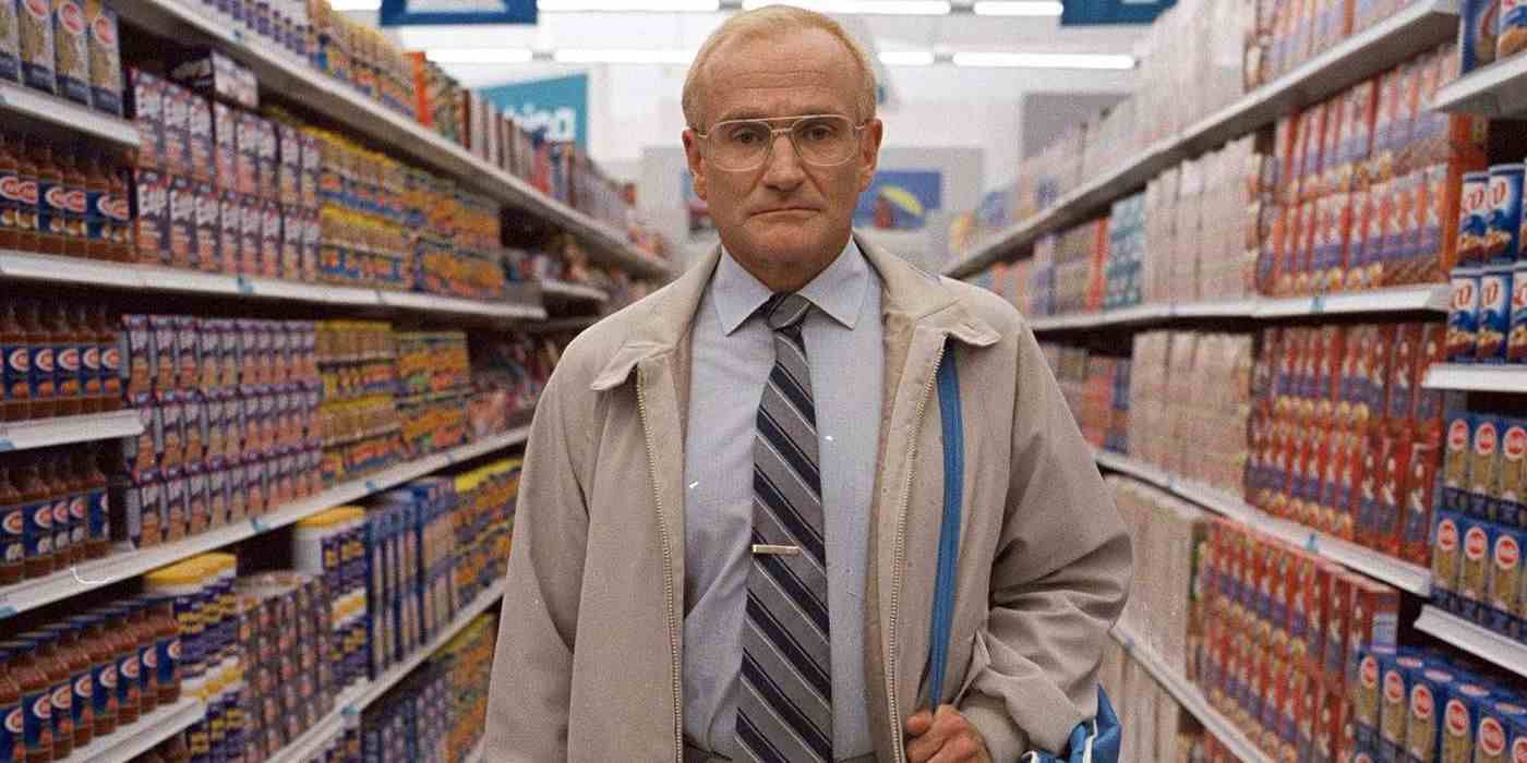 One Hour Photo'da Sy bir süpermarketin koridorunda yürürken Robin Williams