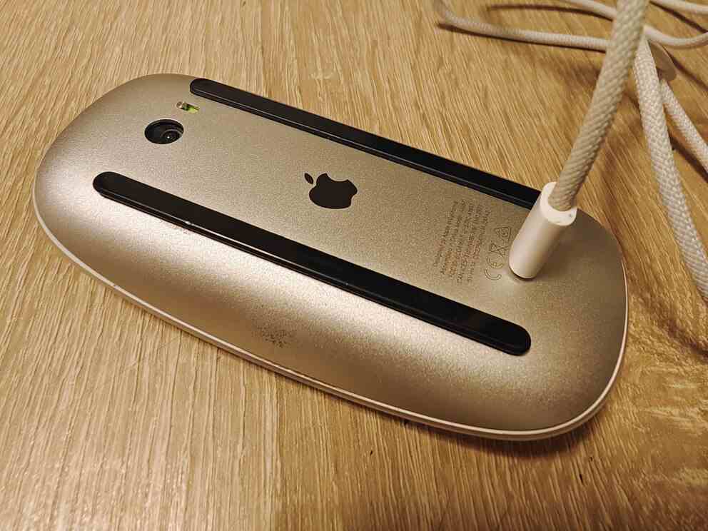 Apple'ın Magic Mouse'unun alt kısmında şarj bağlantı noktası bulunur.  Daha aptalca olamaz.