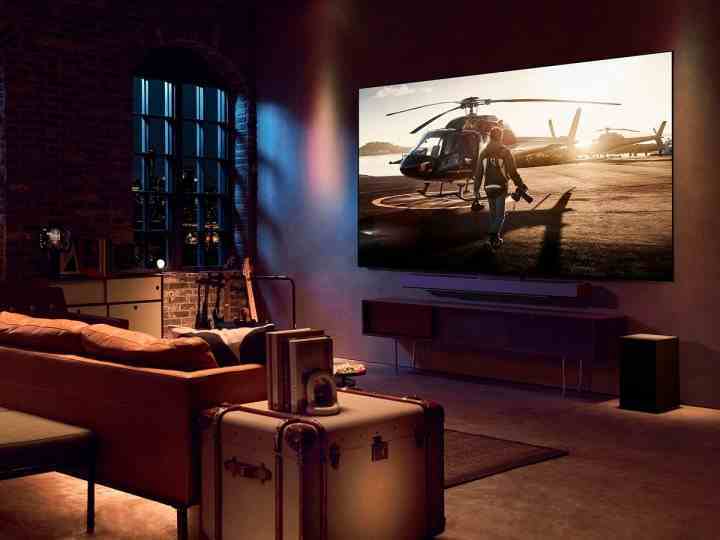 Oturma odasında LG C3 Serisi OLED 4K TV.