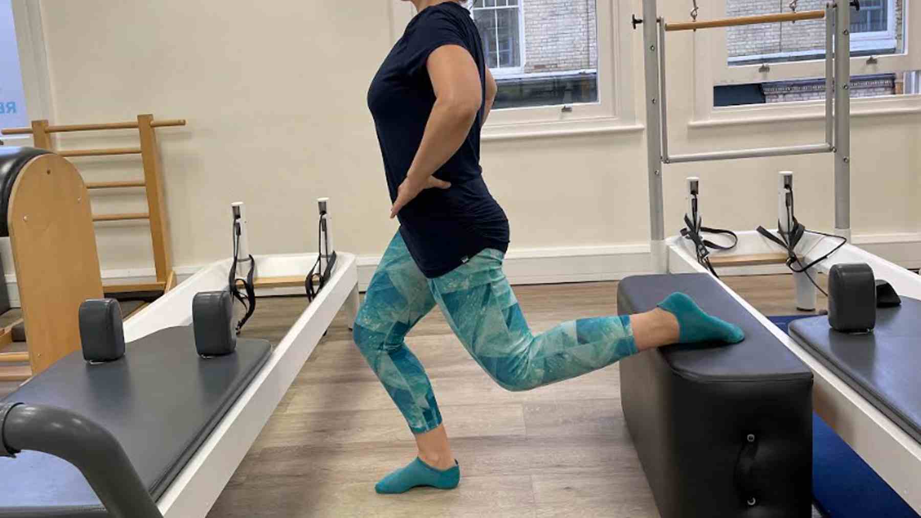 Helen O'Leary Bulgar split squat yapıyor