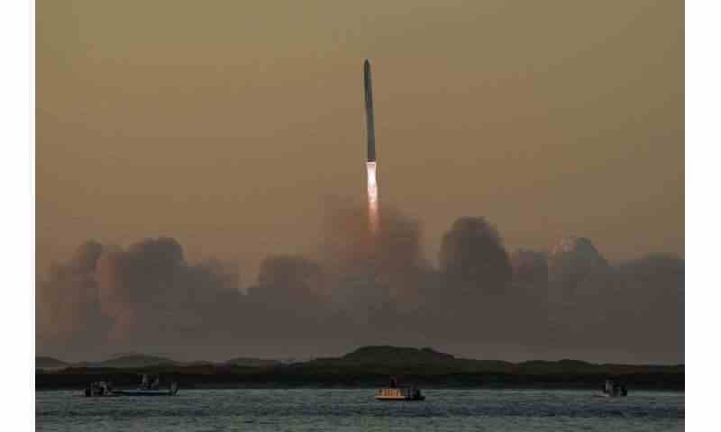 SpaceX yeni dev roketini fırlattı ancak bir çift patlama ikinci test uçuşunu sonlandırdı