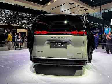 Dört tekerlekten çekişli ve yalnızca 6,7 ​​l/100 km tüketimli Lexus LM'nin Çin analogu.  Dört kişilik minivan Denza D9 Premier Founding Edition, Guangzhou'da gösterildi