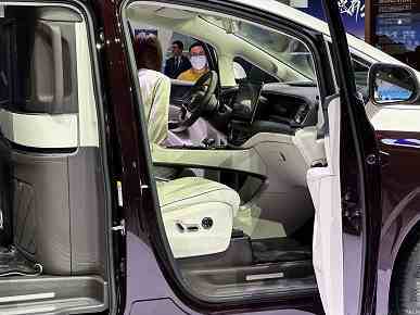 Dört tekerlekten çekişli ve yalnızca 6,7 ​​l/100 km tüketimli Lexus LM'nin Çin analogu.  Dört kişilik minivan Denza D9 Premier Founding Edition, Guangzhou'da gösterildi