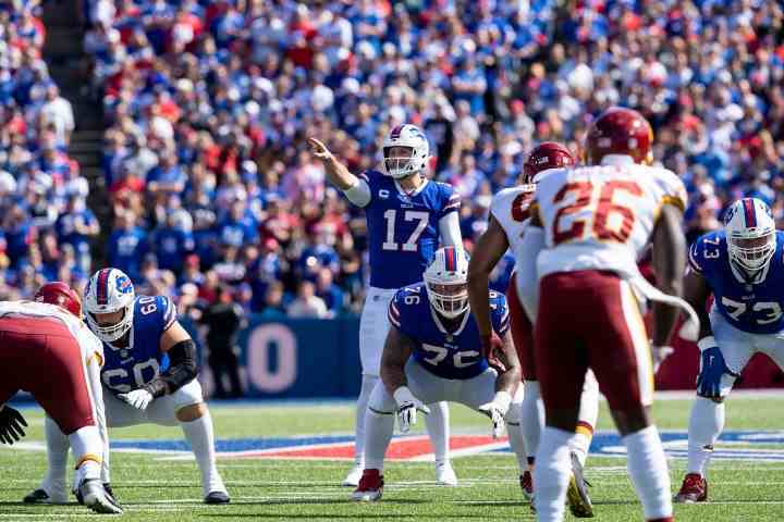 Josh Allen hücum ve sayı çizgisinde duruyor.