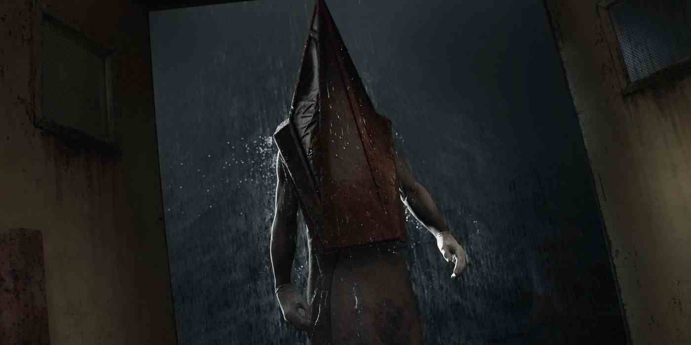 Silent Hill 2'nin klasik düşmanı Pyramid Head, yağmurda duruyor.