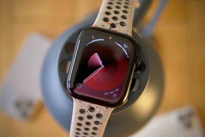 Apple Watch Series 9'daki Palet saat kadranı.