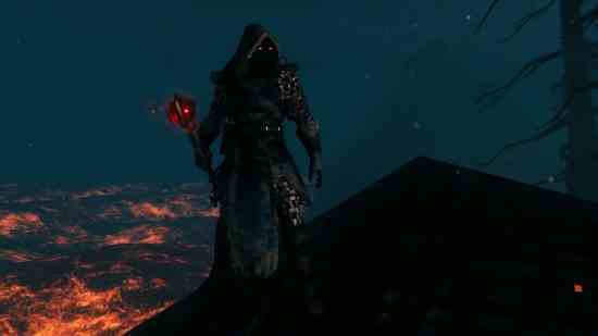 Valheim Ashlands güncellemesi - Kapüşonlu Embla zırh seti giyen ve elinde parlak kırmızı bir asa tutan bir kişi lavın yakınındaki bir kayanın üzerinde duruyor.