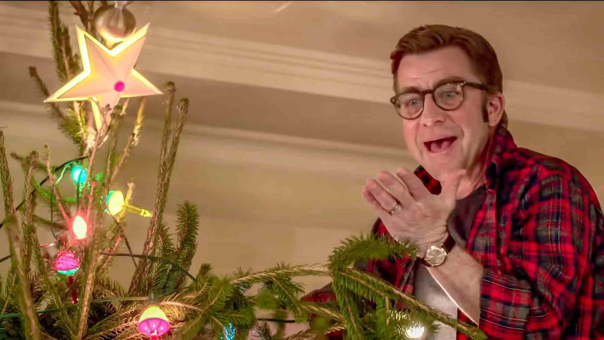 Peter Billingsley, Ralphie Parker rolünde, A Christmas Story Christmas'ta süs eşyaları asıyor