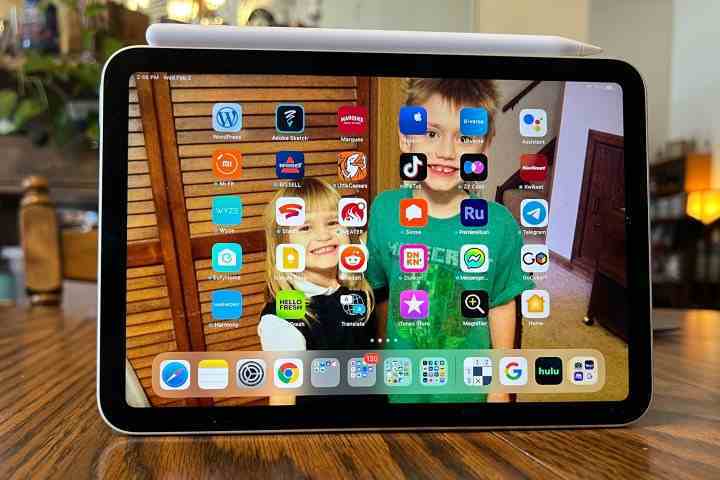 Yatay modda ana ekranını gösteren bir iPad Mini.
