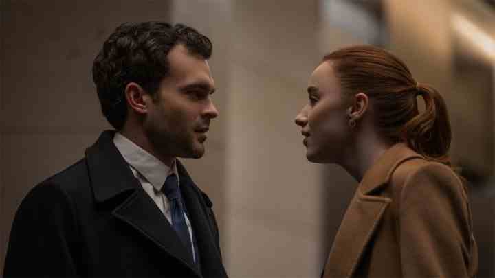 Fair Play'de Alden Ehrenreich ve Phoebe Dynevor.