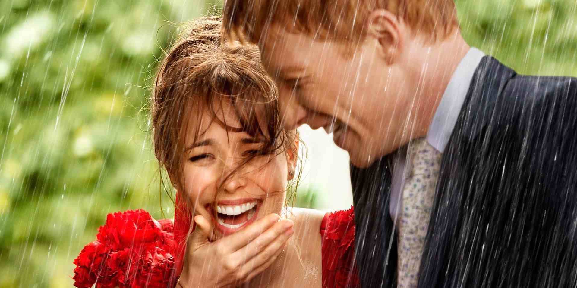 About Time'da Domhnall Gleeson ve Rachel McAdams Yağmurda Gülüyor