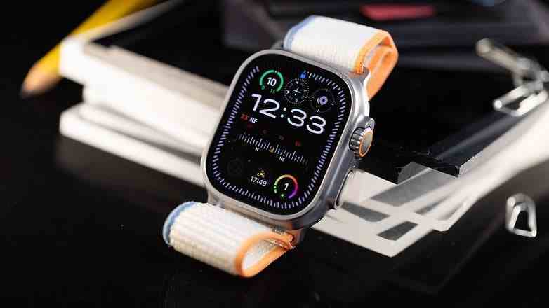 Karanlık bir arka planda Apple Watch Ultra 2