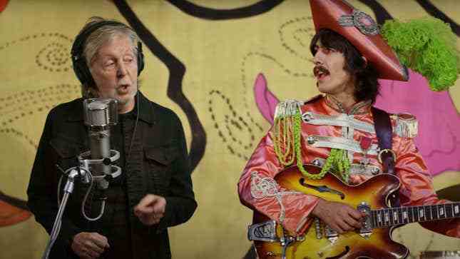 Genç George Harrison ve yaşlı Paul McCartney "rol yapmak" birlikte. 