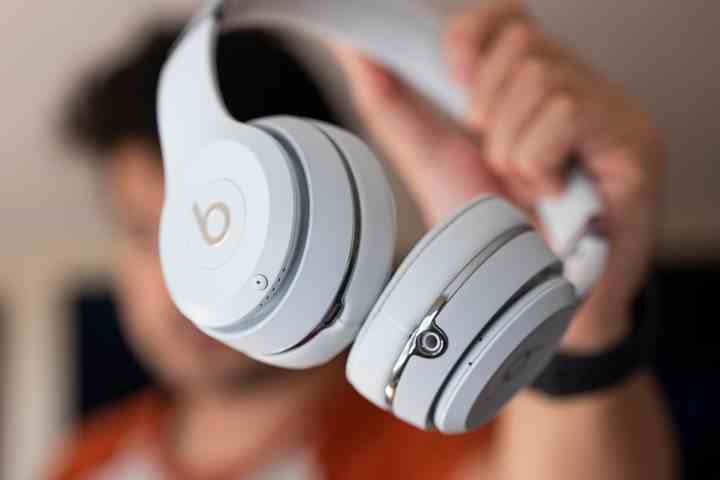 Beats Solo3 kablosuz kulaklığın beyaz versiyonu.