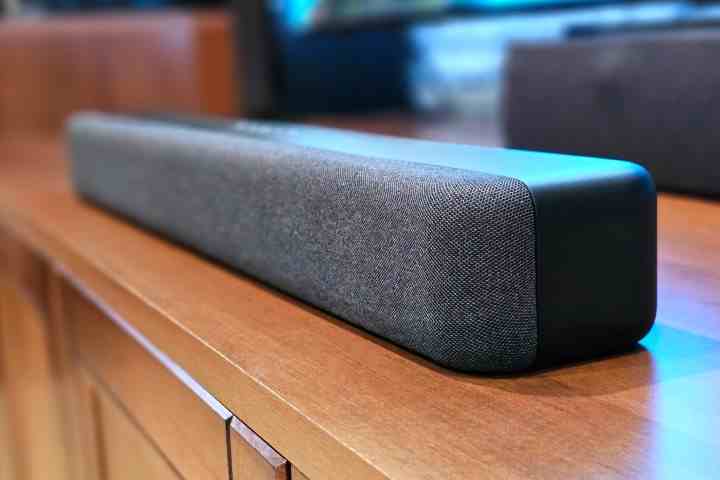 Amazon Fire TV Soundbar'ın sağ taraftan görünümü.