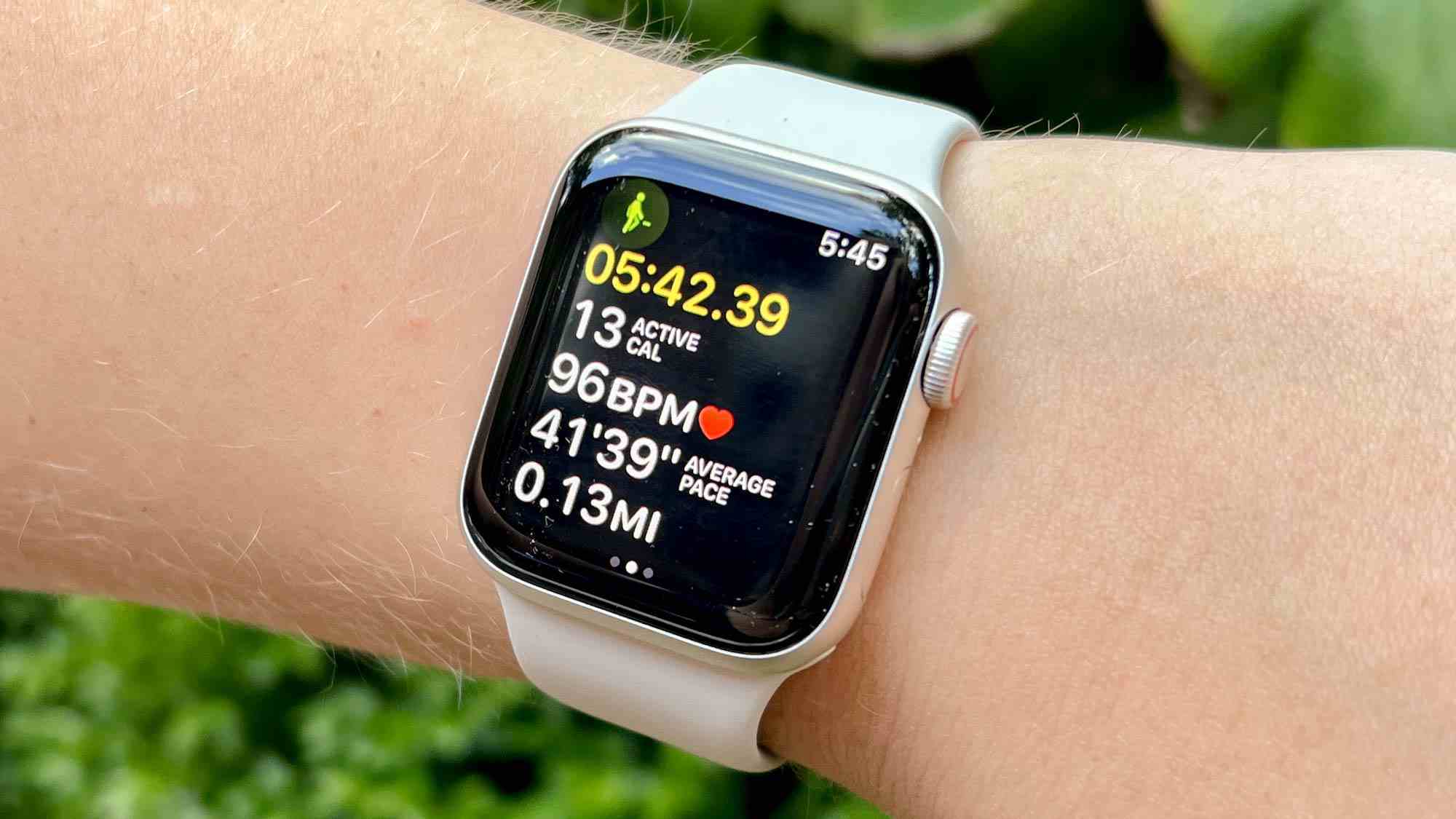 Apple Watch SE (2022) bilekte gösteriliyor