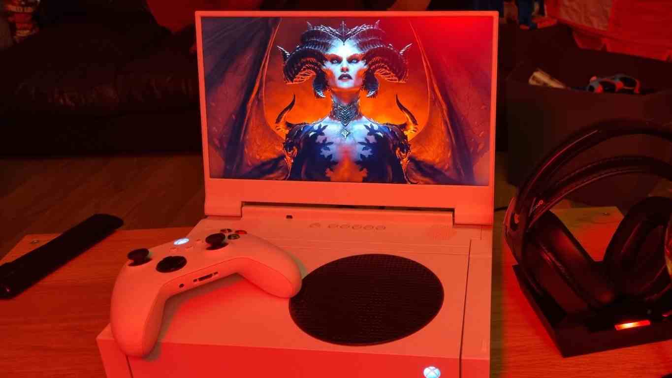 Diablo 4 oynayan yerleşik ekranlı Xbox Series S