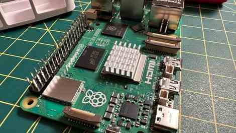 Isı emici Raspberry Pi 5 işlemciye takıldı.