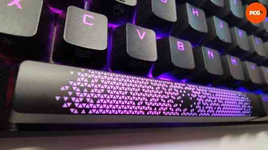 Corsair K65 Pro Mini klavyenin boşluk çubuğunun görüntüsü.