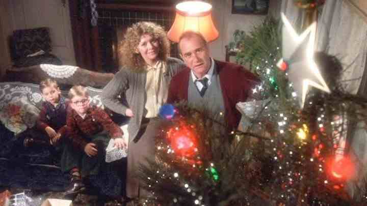 Bir Noel Hikayesi'nde bir aile bir Noel ağacına bakıyor.