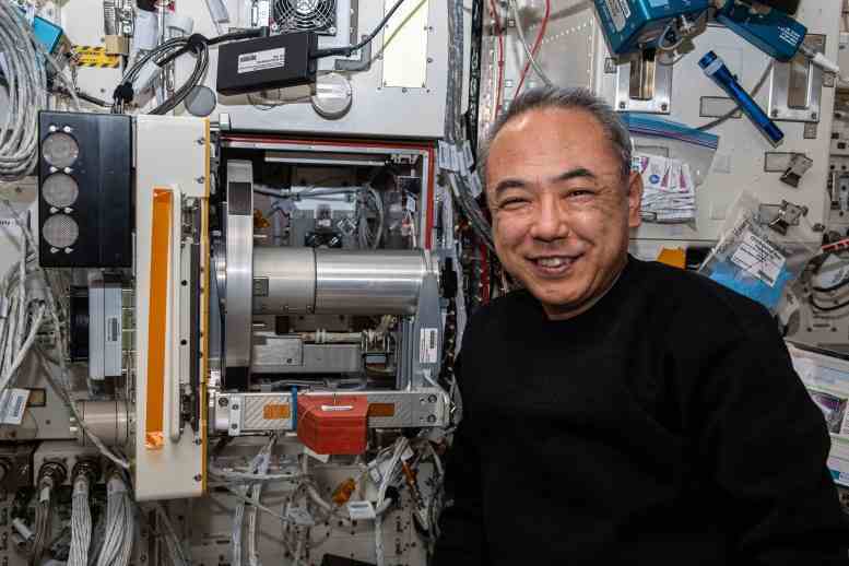 Astronot Satoshi Furukawa Donanım Araştırmasının Yanında Poz Veriyor