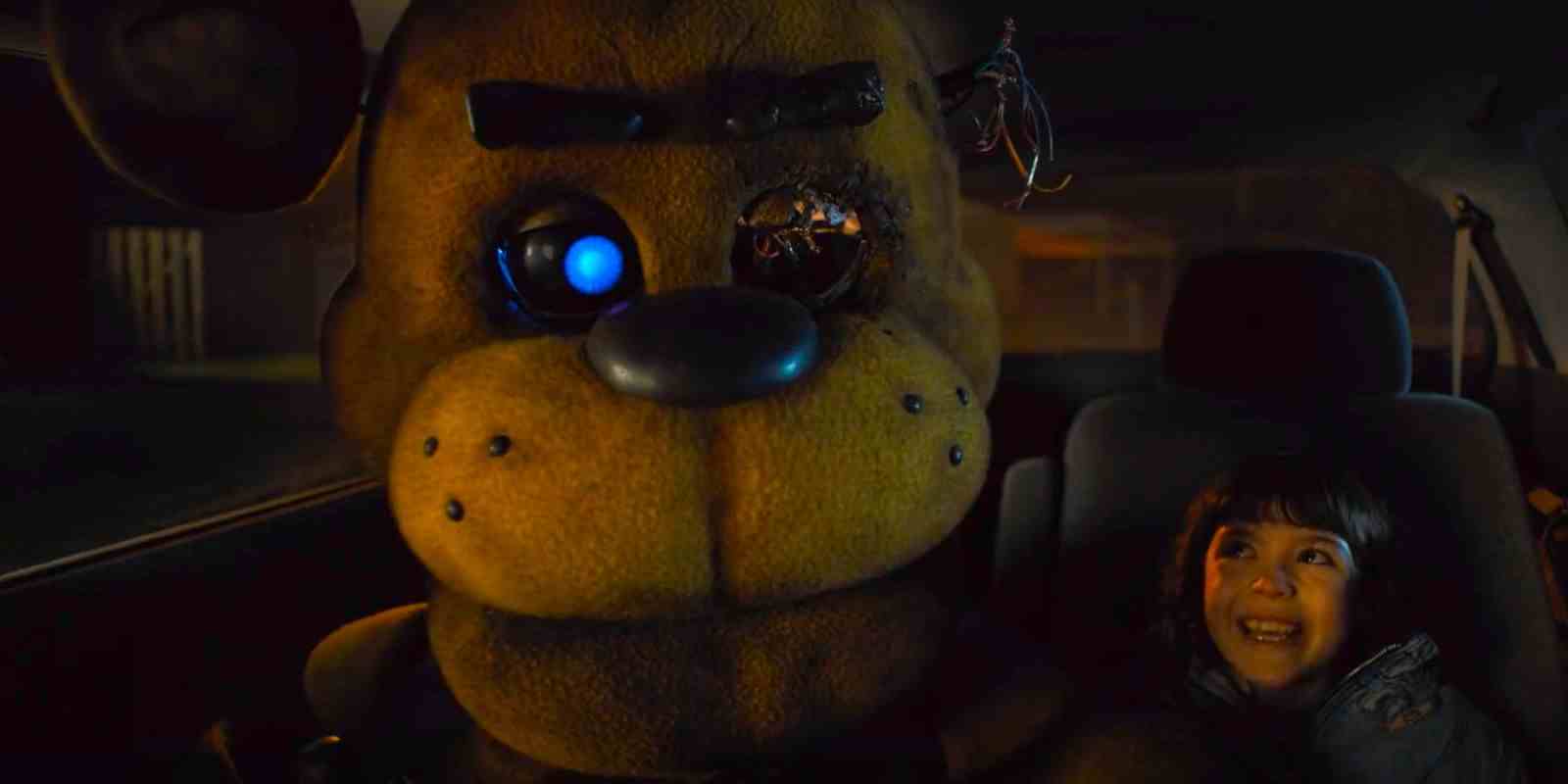 Five Nights at Freddy's filminde Golden Freddy gülümseyen Abby'nin yanında oturuyor