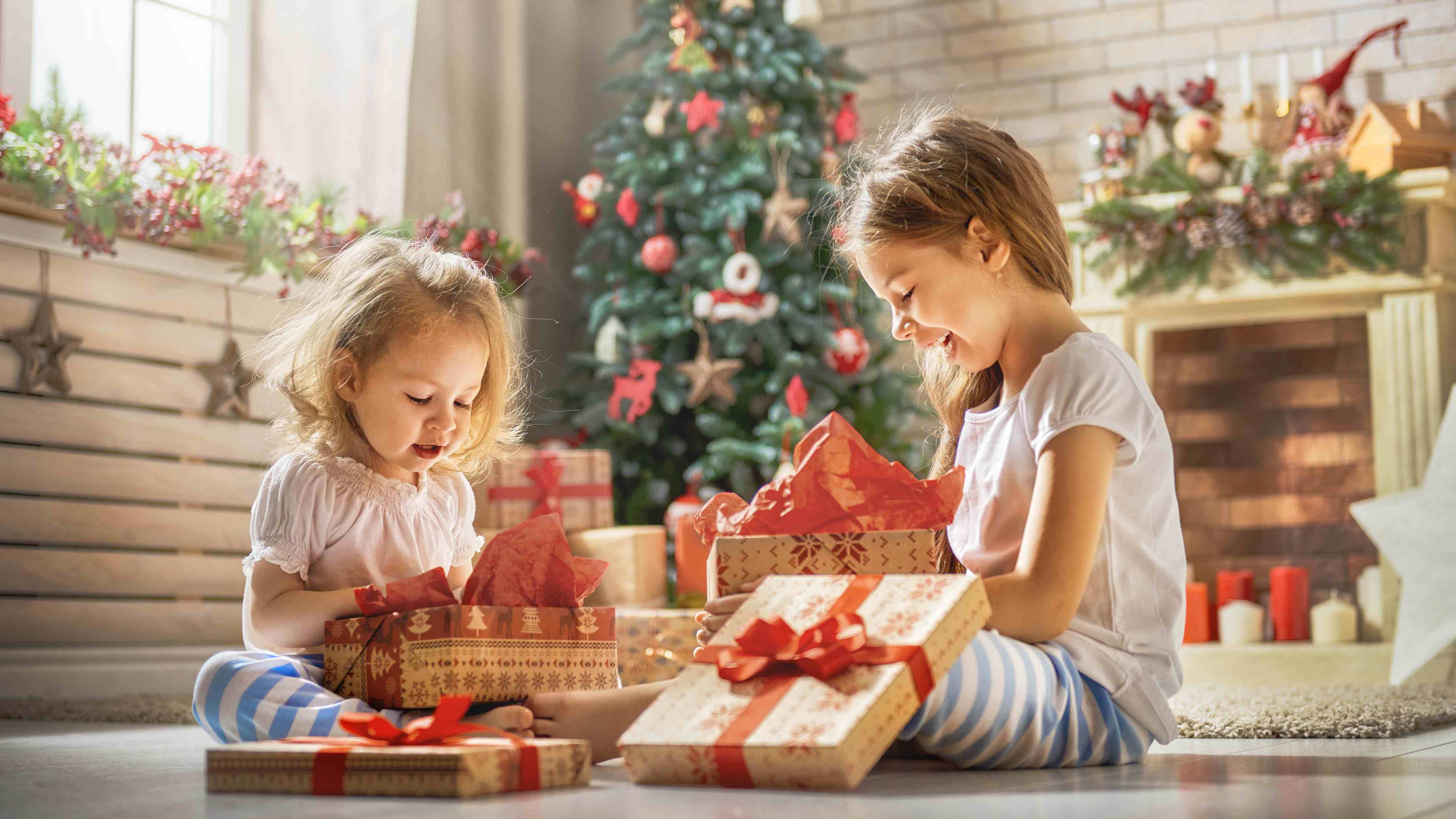 Noel'de hediyeleri açan iki çocuk