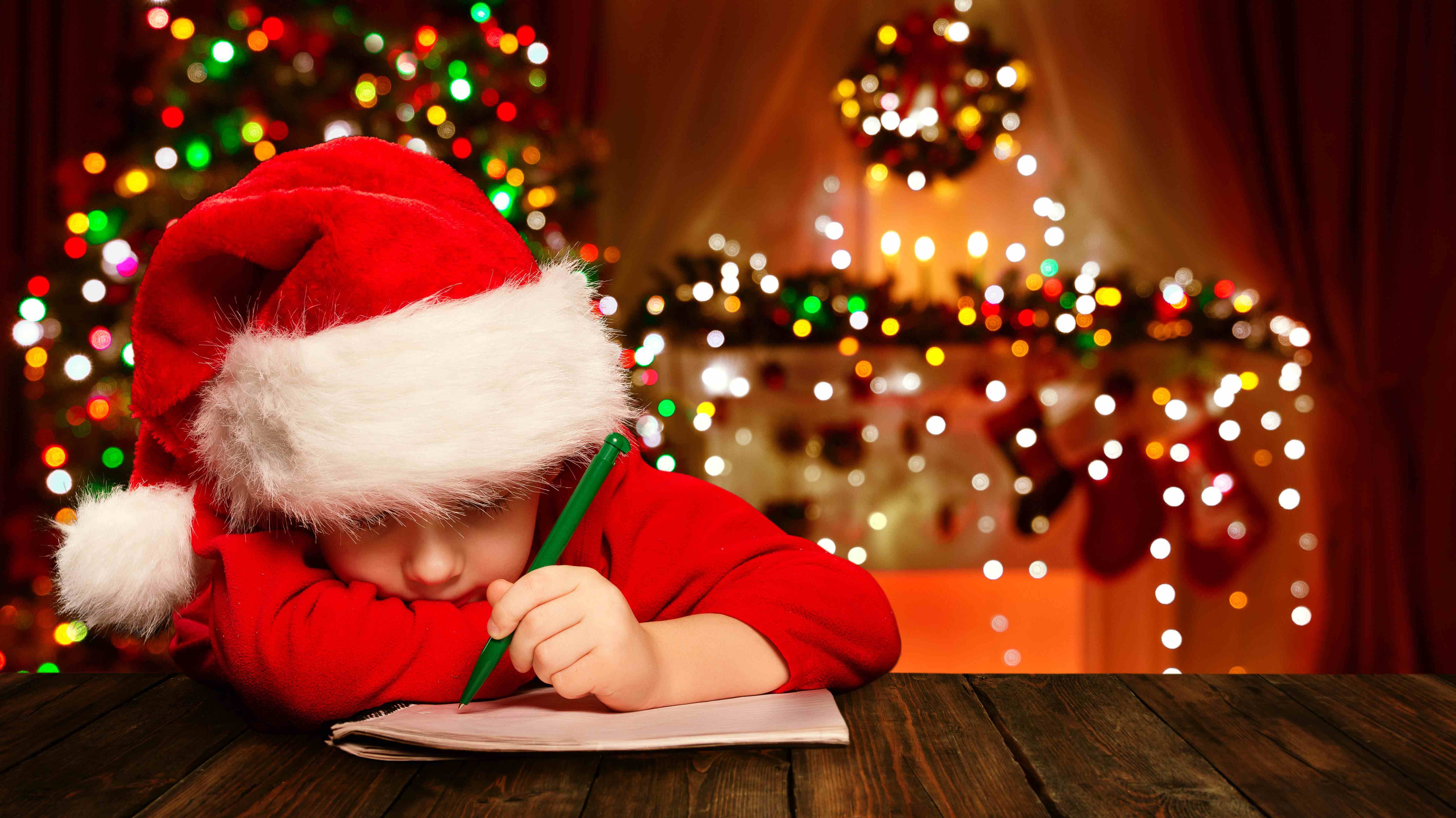 Noel'de istek listesi yazan bir çocuk