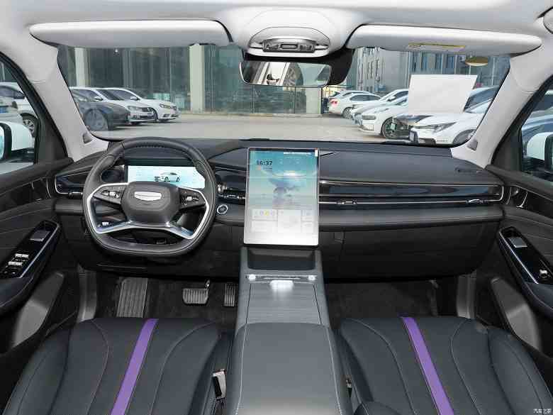 Toyota Camry'nin Volvo platformundaki bir rakibi Çin pazarına girdi.  17,9 bin dolara Geely Önsöz L, toplam 380 hp güce sahip üç motor, 2K ekran ve üç vitesli şanzıman aldı