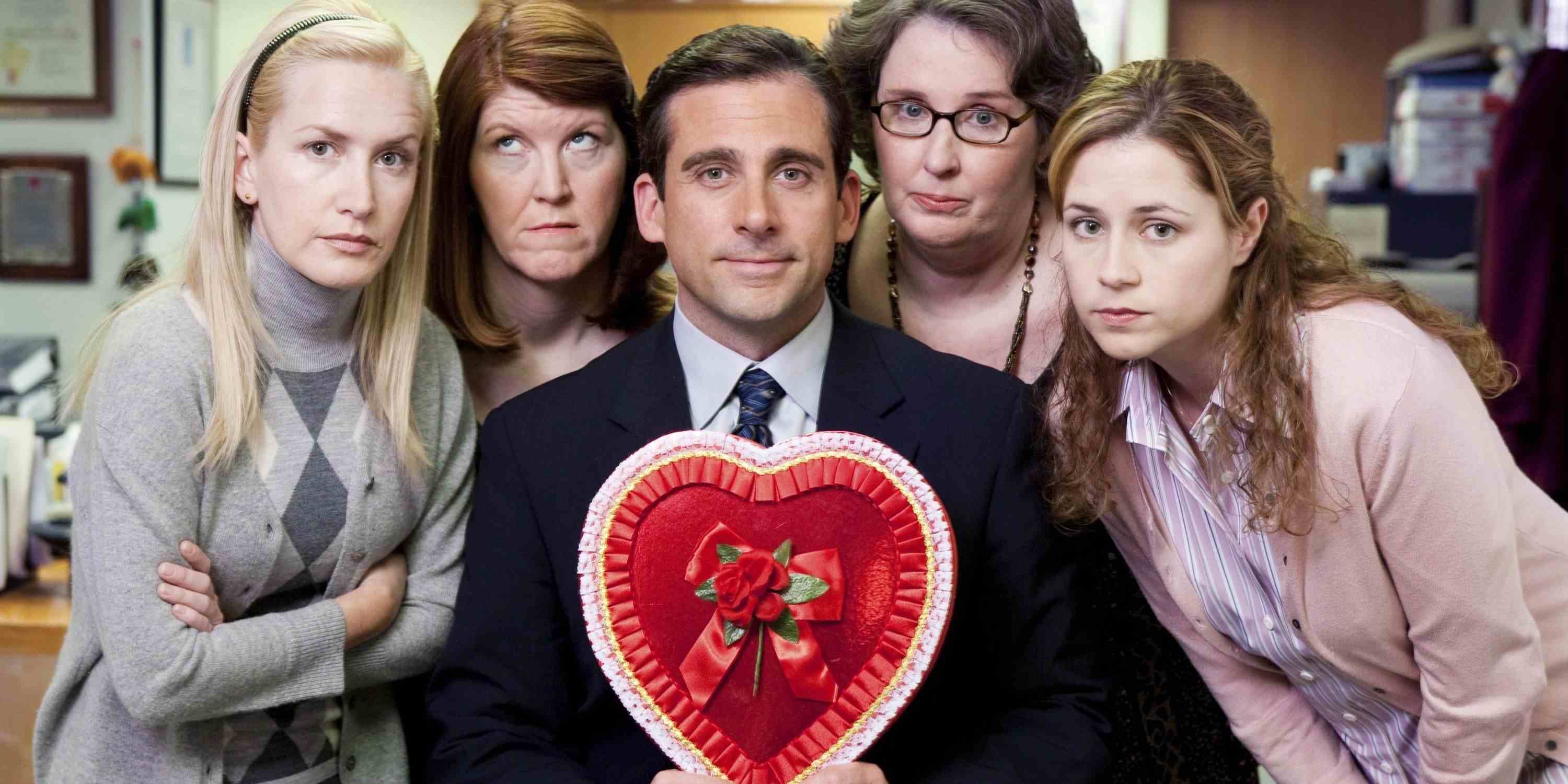 Michael Scott'ın etrafı Angela ve Meredith'le çevrili.  Phylis ve Pam