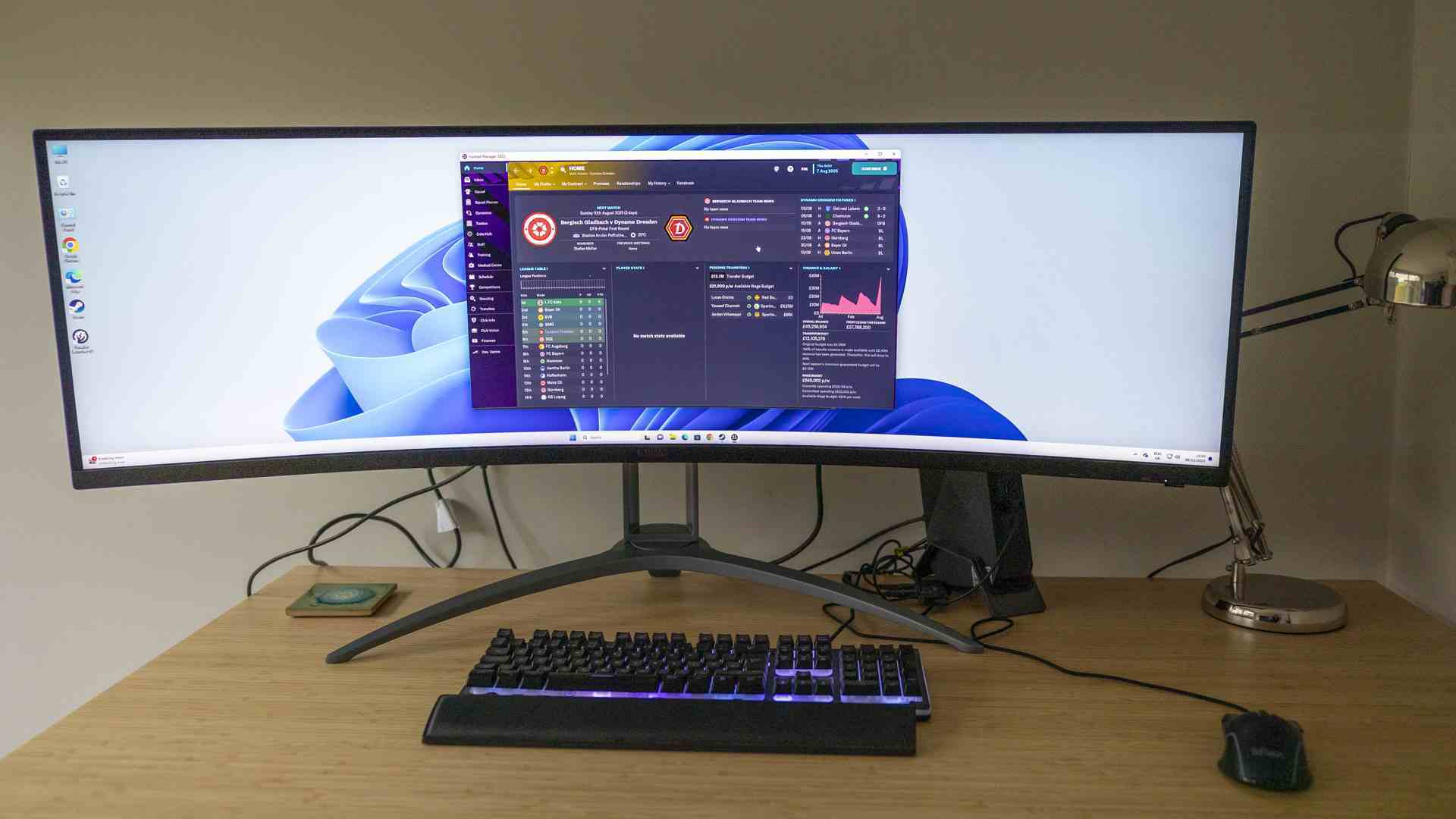 Bambu masa üzerinde AOC Agon AG493UCX2 monitör