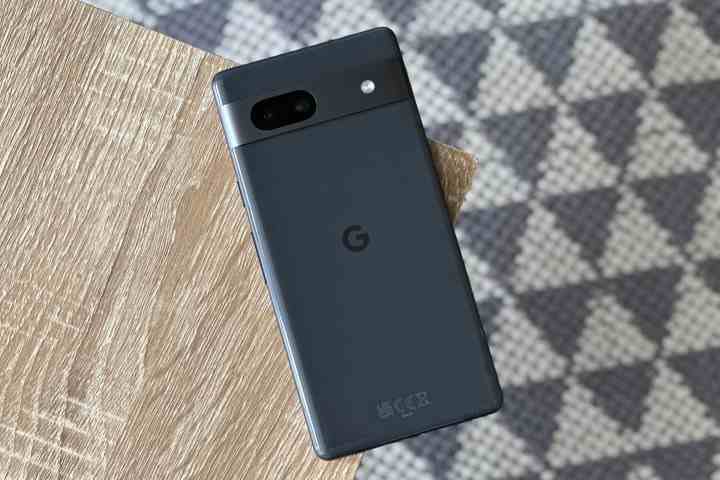 Google Pixel 7a yüzü aşağı bakacak şekilde bir masanın üzerinde duruyor.