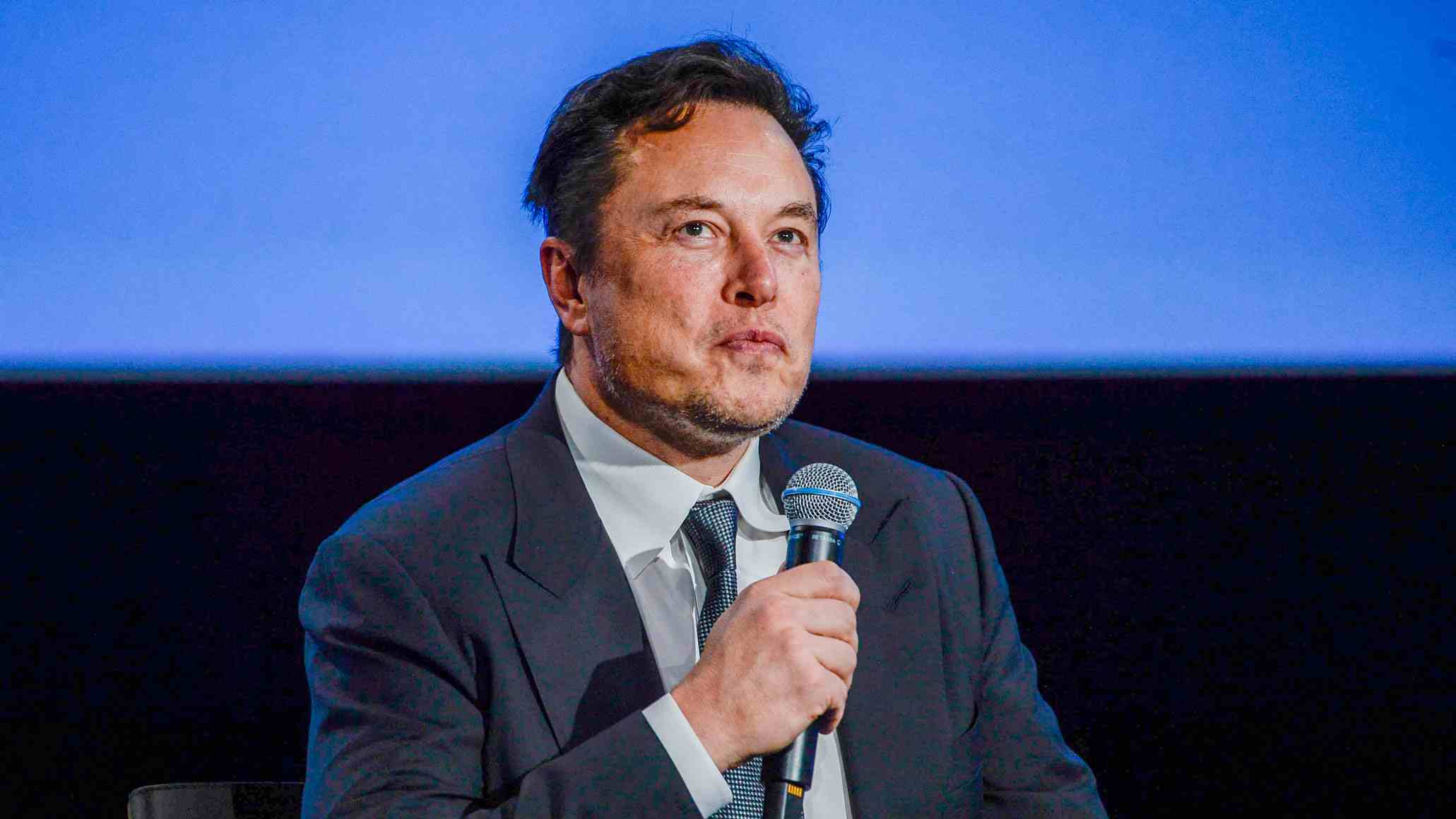 Tesla CEO'su Elon Musk, 29 Ağustos 2022'de Norveç'in Stavanger kentinde düzenlenen Offshore Northern Seas 2022 (ONS) toplantısında konuklara hitap ederken başını kaldırıp bakıyor