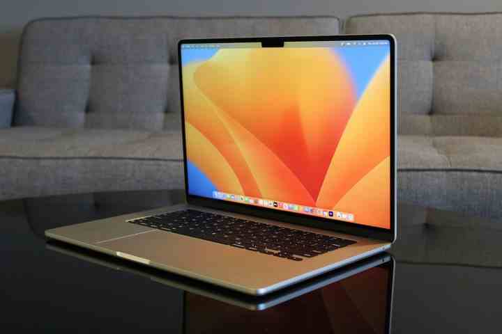Apple'ın 15 inç MacBook Air'i masanın üzerine yerleştirildi.