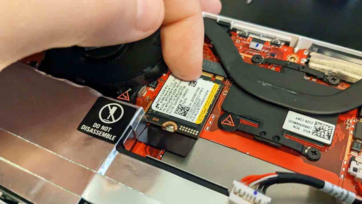 ROG Ally'nin SSD'sini çıkarın.