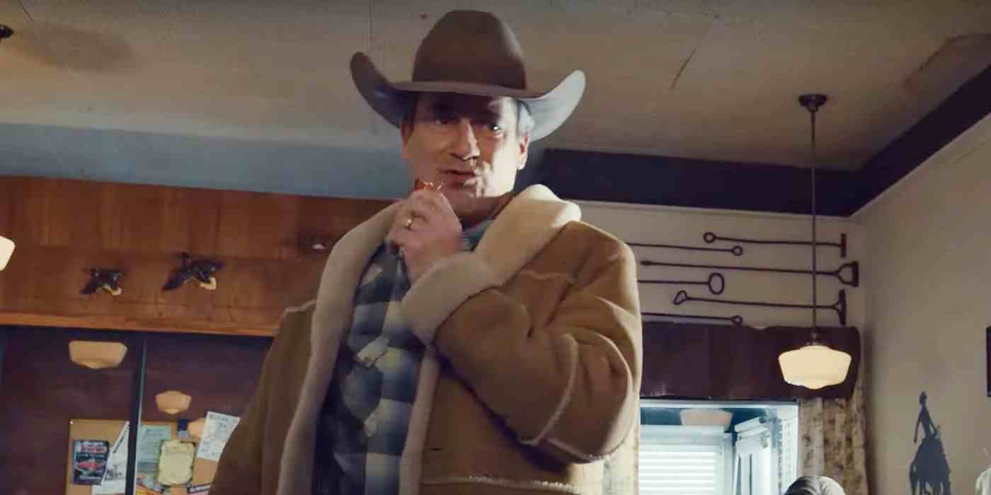 Jonn Hamm, Fargo'nun 5. sezonunda Roy Tillman rolünde kovboy şapkasıyla bir parça domuz pastırması yiyor.