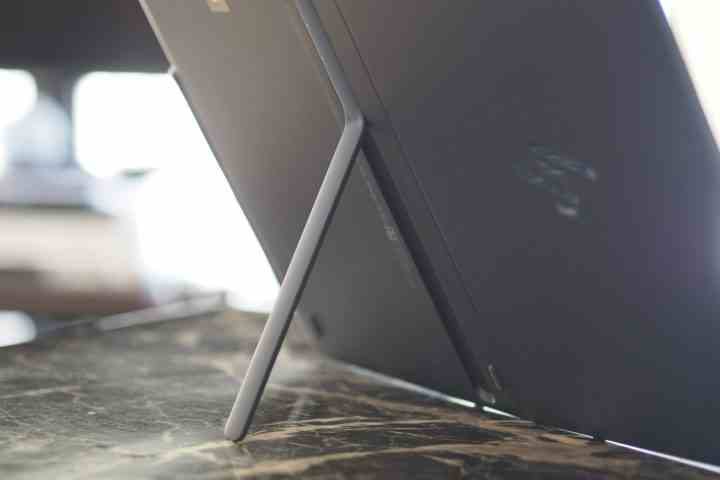 Destek çubuğunu gösteren HP Spectre Katlanabilir bilgisayarın arkadan görünümü.